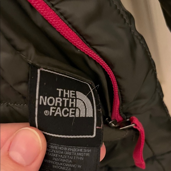 The North Face Kids Puffer Jacket - grey and Pink - Picture 2 of 5